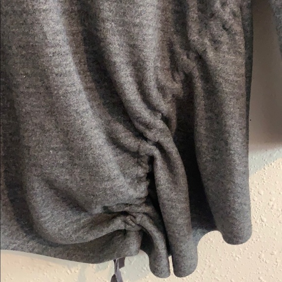 Evident Los Angeles A symmetrical Sweater - Picture 3 of 4